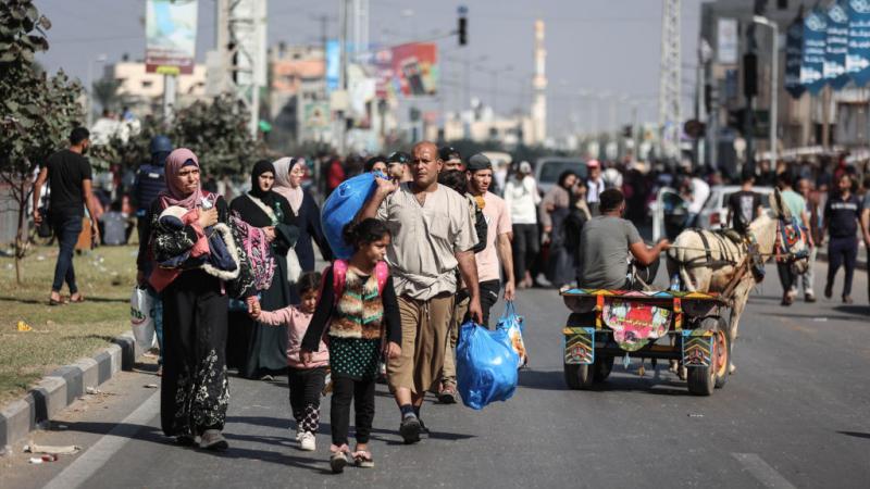 عائلات فلسطينية نازحة من شمال غزة إلى جنوب القطاع