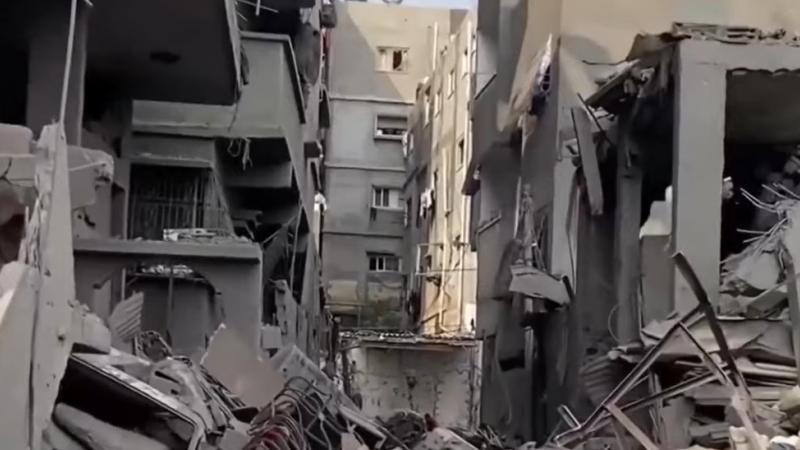 بث "العربي" صورًا تظهر آثار القصف الإسرائيلي على مربع سكني في بيت لاهيا أسفر عن عدد من الشهداء والجرحى