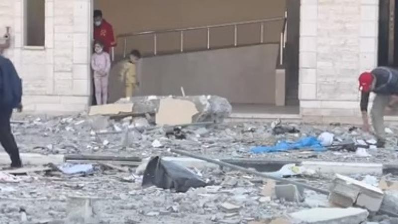 استهدف القصف شقة سكنية في أحد المباني بمدينة حمد في خانيونس