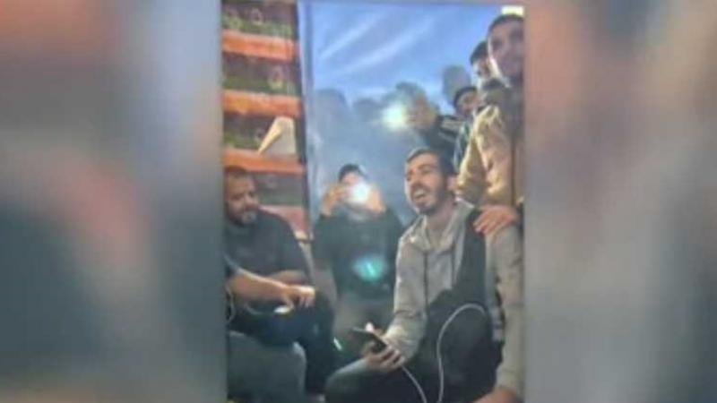 جلس الصحافيون في خيمة مهترئة بقطاع غزة وأنشدوا أغنية تتوافق كلماتها مع ما يحدث من حولهم
