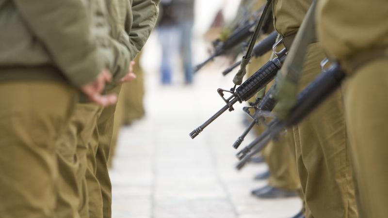 جندي إسرائيلي يصيب عددًا من رفاقه بسبب نوبة هلع
