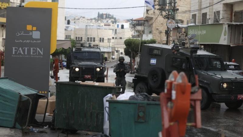 اعتقلت قوات الاحتلال 5 فلسطينيين خلال اقتحامها مدينة طولكرم