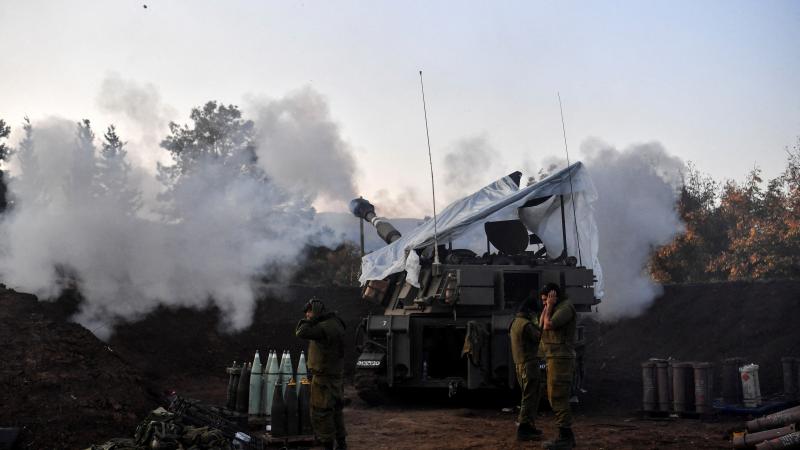 يشنّ الجيش الإسرائيلي قصفًا على بلدات وقرى لبنانية جنوبية منذ اشتعال الجبهة توازيًا مع عدوان الاحتلال على غزة - رويترز