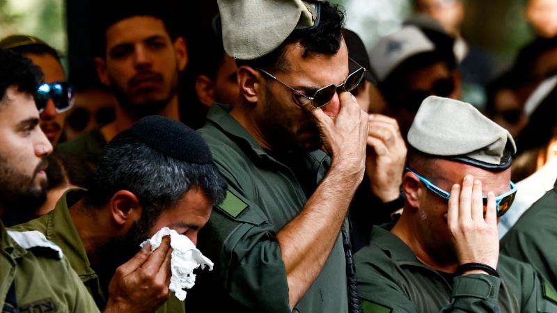 عشرات الأطباء النفسيين يغادرون إسرائيل.. ما الأسباب؟ | التلفزيون العربي