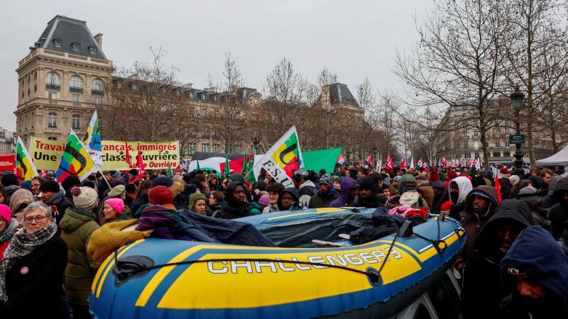 معارضو قانون الهجرة يتظاهرون في باريس والمدن الكبرى في فرنسا للمطالبة بسحبه - رويترز