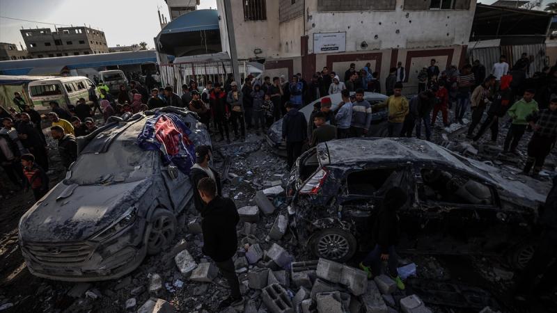 عشرات الشهداء والجرحى في قصف إسرائيلي استهدف منزلًا ملاصقًا لمستشفى "شهداء الأقصى" - الأناضول