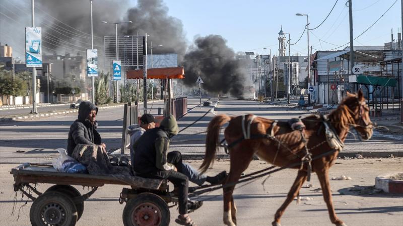 تحولت عربات الحمير إلى وسائل نقل للشهداء والجرحى في شارع الرشيد