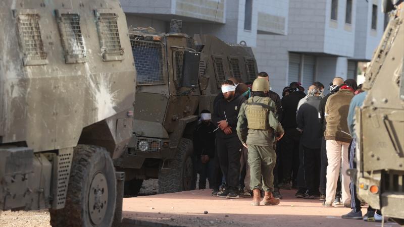 اعتقل جيش الاحتلال العشرات في طولكرم ونكّل بهم في مشاهد تحاكي ما يفعله في غزة