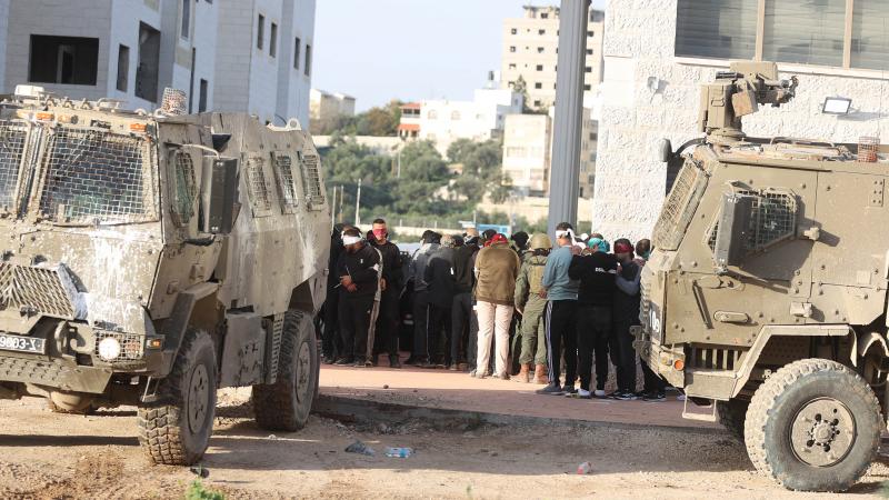    قال جمال حويل عضو المجلس الثوري لحركة فتح، إن الاحتلال الإسرائيلي ينفذ خطة ممنهجة في الضفة الغربية - الأناضول