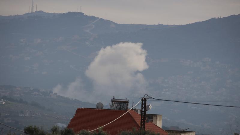 استهدفت المدفعية الإسرائيلية بلدة حولا منطقة القعدة ووادي البياض وأطراف وادي حامول في منطقة الناقورة اللبنانية - الأناضول