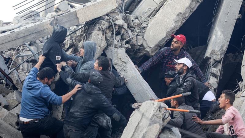 استشهد وأصيب عشرات الفلسطينيين جرّاء تواصل قصف طائرات الاحتلال ومدفعيته لعدة مناطق في قطاع غزة