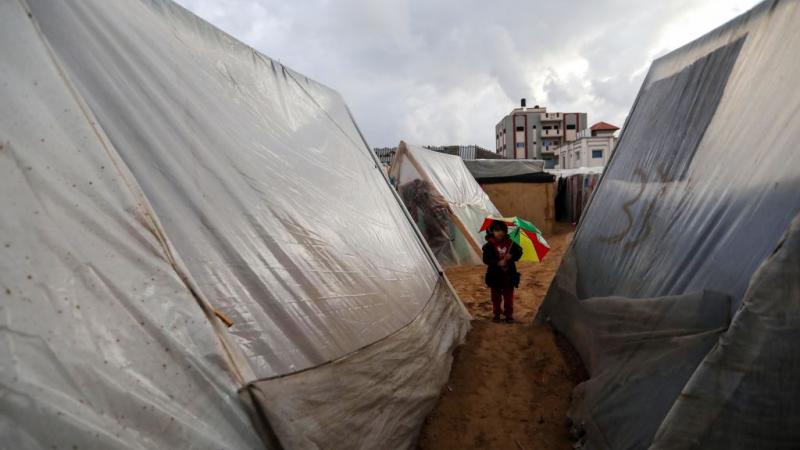 فاقمت الأمطار من معاناة النازحين في جنوب قطاع غزة- غيتي