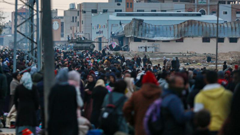 نزح مئات آلاف الأطفال في قطاع غزة عن ديارهم بسبب العدوان الإسرائيلي - غيتي