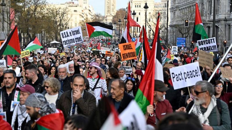 قال المتظاهرون إن على الحكومة الإسبانية قطع جميع العلاقات السياسية والدبلوماسية والاقتصادية والثقافية والرياضية مع إسرائيل - غيتي
