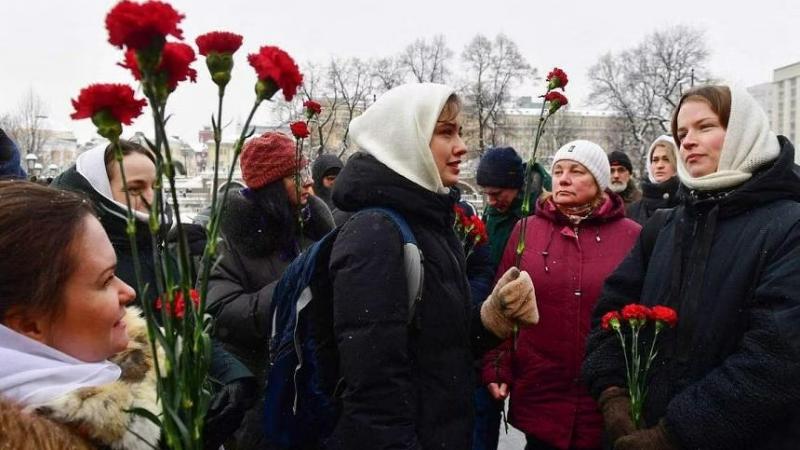 زوجات روس مجندين للقتال في أوكرانيا يضعون زهورًا على نصب الجندي المجهول أمام مقر الكرملين