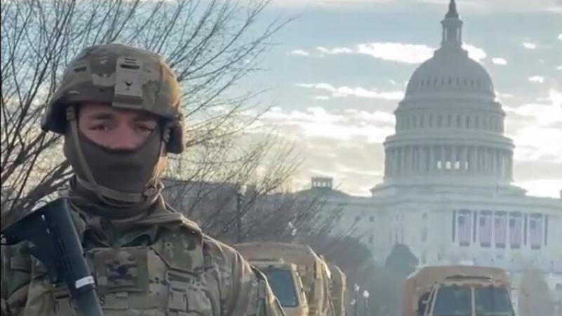يظهر في الفيديو المزعوم عناصر من الجيش الأميركي وآلياته العسكرية منتشرة في محيط البيت الأبيض