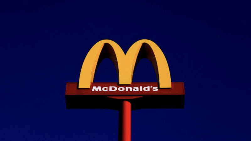 سلسلة مطاعم ماكدونالدز تأثرت مبيعاتها بحملات المقاطعة بعد توزيعها وجبات للجنود الإسرائيليين - رويترز