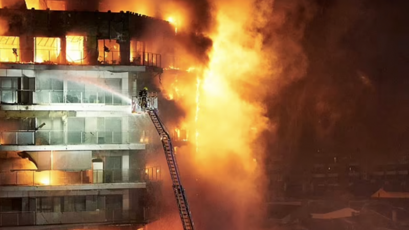 اندلع الحريق في برج سكني مكون من 14 طابقًا في المدينة الإسبانية - منصة إكس