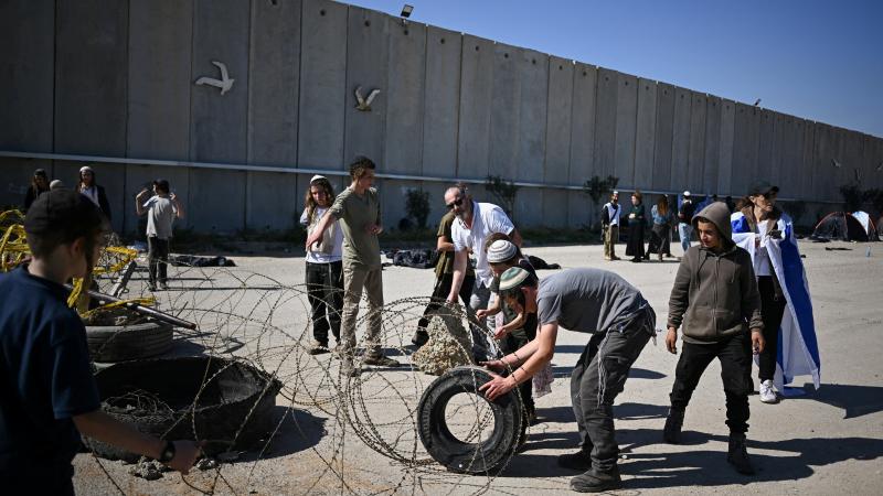 أثبت استطلاع أن 72% من الإسرائيليين يعارضون إدخال المساعدات إلى غزة إلا بعد الإفراج عن الأسرى المحتجزين لدى فصائل المقاومة- رويترز