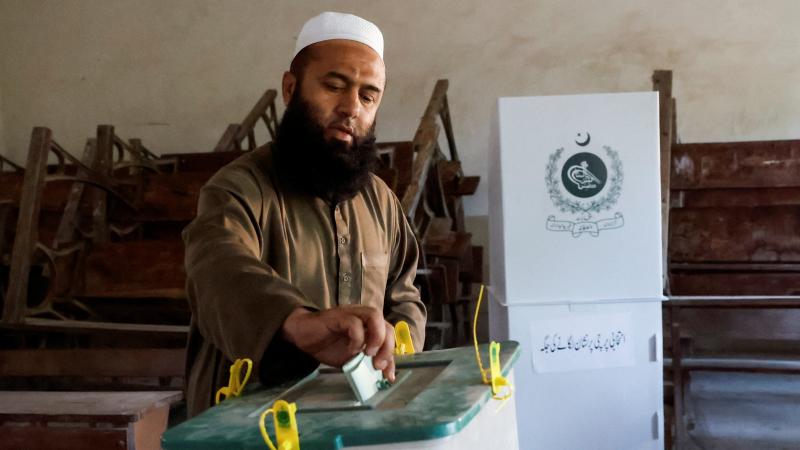 ينتخب الباكستانيون نواب البرلمان الاتحادي البالغ عددهم 336 نائبًا، إضافة إلى أعضاء البرلمانات الإقليمية