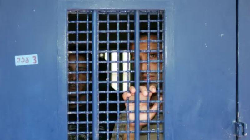 يتعرّض الأسرى الفلسطينيون لأساليب تعذيب صادمة في سجن النقب الصحراوي