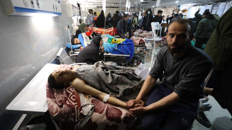 يشهد مستشفى كمال عدوان توافد عشرات المصابين رغم خروجه عن الخدمة