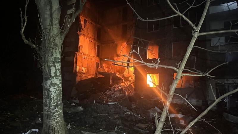النيران تندلع من مباني في سيليدوف جراء القصف الروسي الليلي