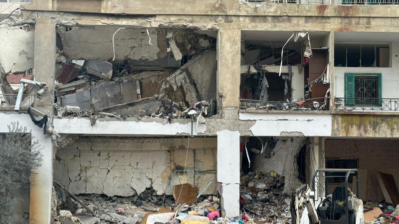 أحدثت الغارة الإسرائيلية أضرارًا جسيمة في المبنى المؤلف من 3 طبقات ومن ضمنه الشقة المستهدفة
