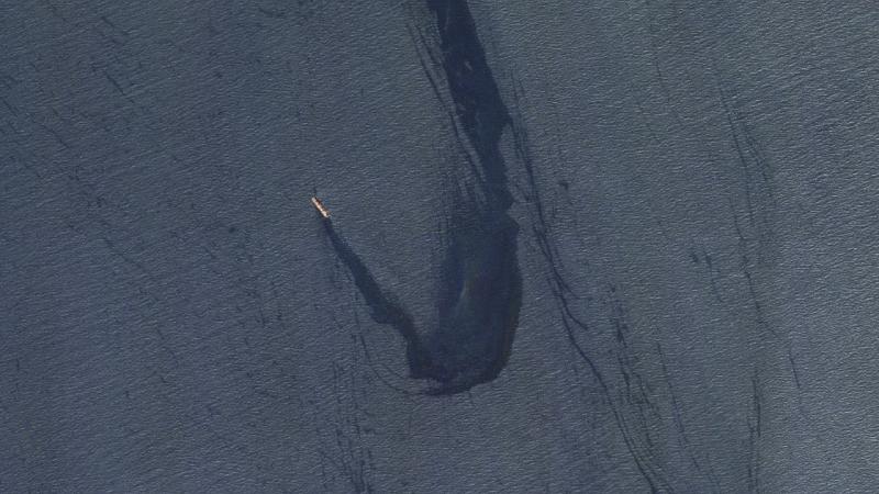 صورة نشرتها القيادة الأميركية لسفينة روبيمار التي استهدفها الحوثيون ويبدو التسرب النفطي حولها - أكس