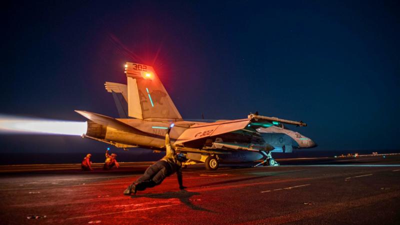 تعتمد الولايات المتحدة على حاملات الطائرات في المنطقة لشن هجمات على الحوثيين