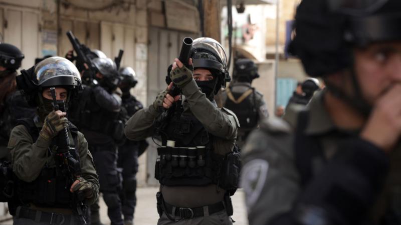 اقتحم العشرات من جنود الاحتلال مخيم شعفاط، وداهموا منزل منفذ عملية عسقلان الشهيد فادي جمجوم