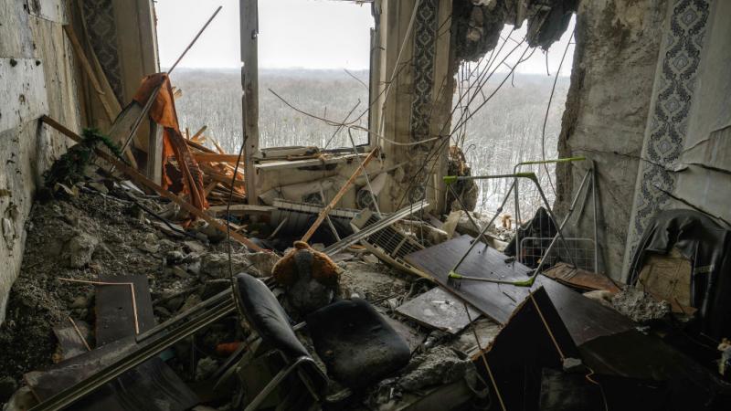 آثار القصف الروسي على أحد المباني السكنية في كييف -