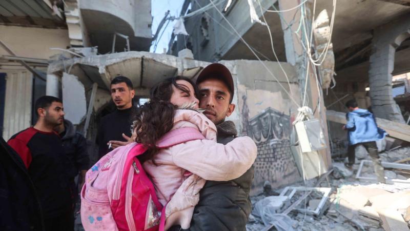 قال مراسل "العربي" إن مدينتَي رفح وخانيونس في جنوب قطاع غزة تعرضتا لغارات وقصف إسرائيلي كثيف - غيتي