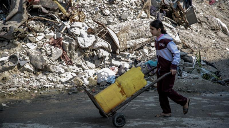 يعيش سكان قطاع غزة أوضاعًا إنسانية صعبة - غيتي