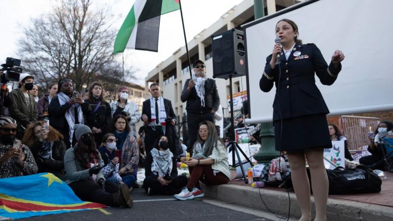 ضابطة المخابرات السابقة جوزفين غيلبو خلال وقفة احتجاجية للطيار الأميركي آرون بوشنل خارج سفارة إسرائيل في واشنطن