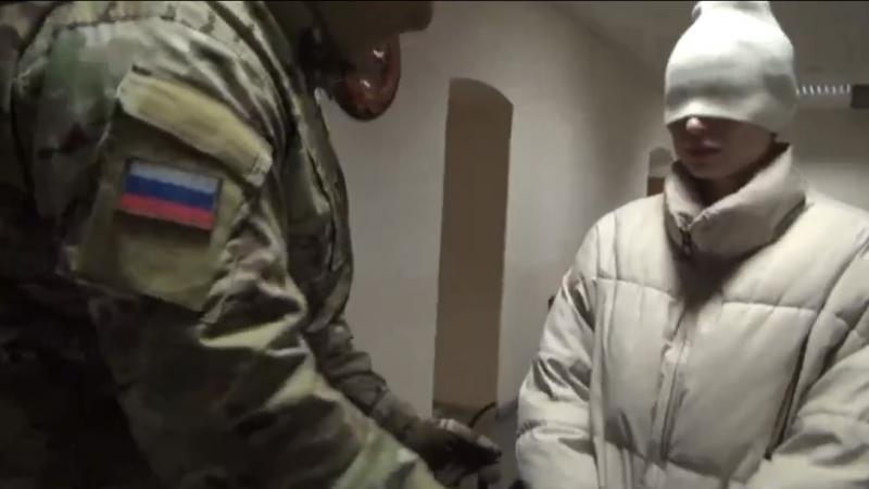 الموقوفة كما بدت في فيديو للسطات الروسية