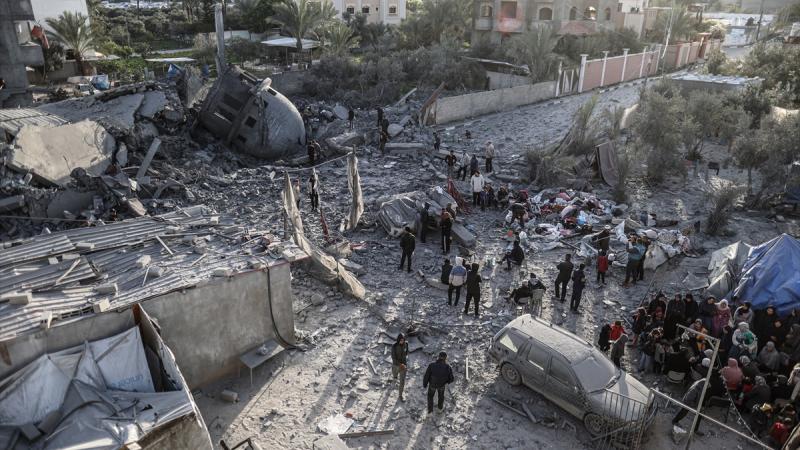 استهدف القصف الإسرائيلي منازل فلسطينيين ومسجد البخاري في مدينة دير البلح - الأناضول
