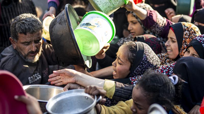 يفرض الاحتلال حظرًا كبيرًا على المواد الإغاثية لغزة يطال بعض أبسط المواد والأدوات التي تعد أساسية في الحياة اليومية - الأناضول