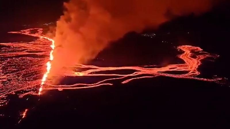 تدفّقت الصخور المنصهرة من بركان في أيسلندا على الأرض