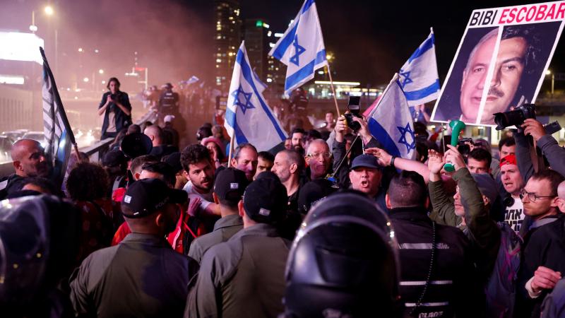 استخدمت الشرطة الإسرائيلية خراطيم المياه ضد المتظاهرين - رويترز
