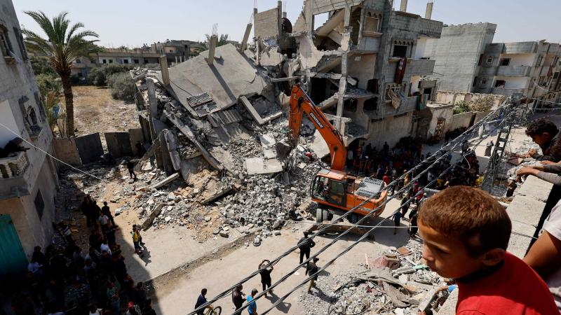  إسرائيل تواصل مجازرها ومنع "الأونروا" من تقديم مساعدات لشمال غزة - رويترز