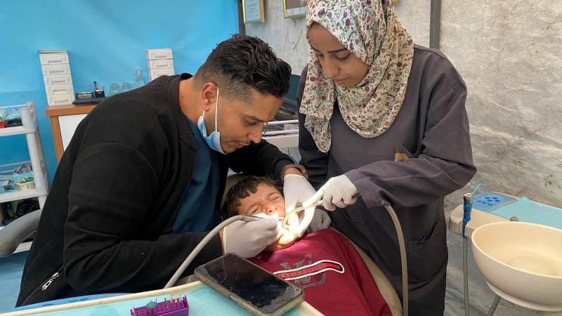 طبيب أسنان في خيمة في غزة
