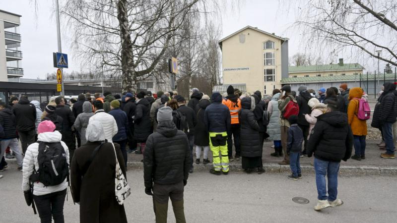 أفراد من عائلات التلاميذ ينتظرون السماح لهم بالدخول إلى المدرسة بعد حادثة إطلاق النار في فنلندا - غيتي