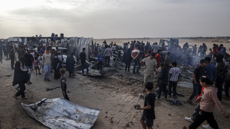 استشهد 21 فلسطينيًا بقصف إسرائيلي على مخيم بمنطقة المواصي برفح - الأناضول