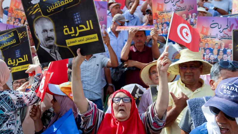 يطالب المتظاهرون بالإفراج عن المعتقلين السياسيين في تونس- رويترز