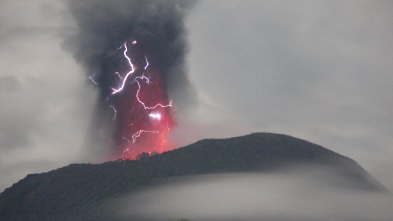 ثار بركان إيبو مساء السبت بشكل هائل- رويترز 