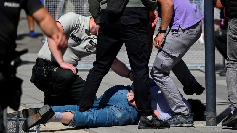 أثناء إلقاء القبض على المشتبه به في إطلاق النار على رئيس وزراء سلوفاكيا - رويترز