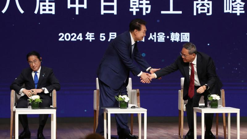 التقى لي تشيانغ رئيس الحكومة الصينية مع رئيس كوريا الجنوبية يون سوك يول ورئيس الوزراء الياباني فوميو كيشيدا في سول