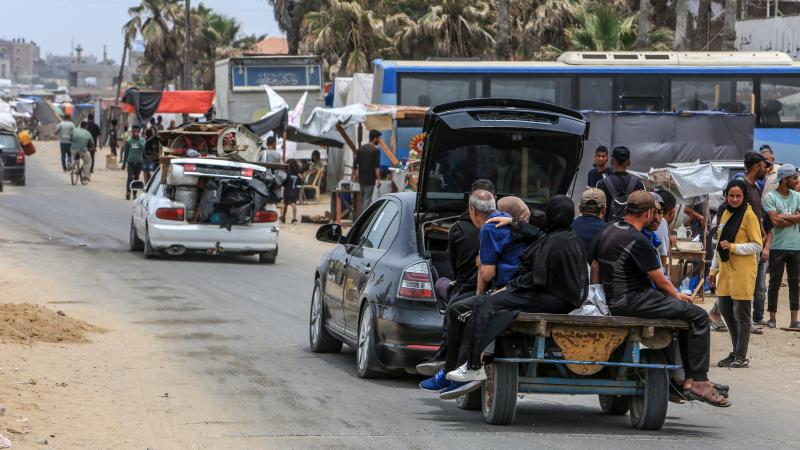   يتنقل الأهالي من المواصي إلى خانيونس أو وسط القطاع في دير البلح - الأناضول