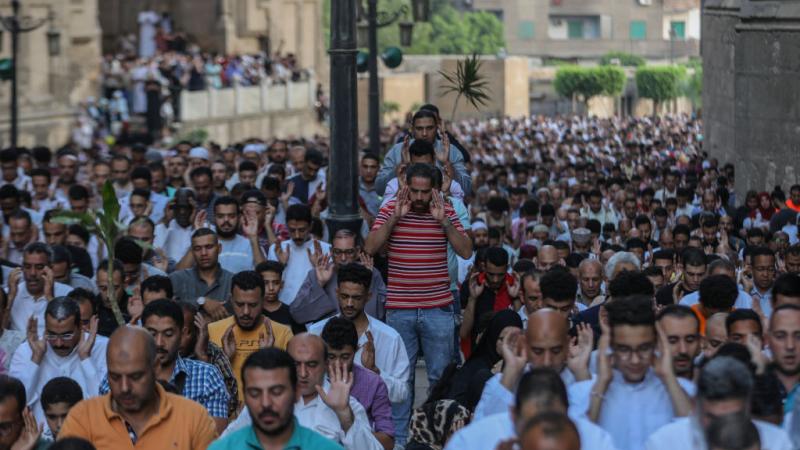 يستمر عيد الأضحى 4 أيام ويقوم المسلمون في صبيحته بالتوجه إلى المساجد لتأدية صلاة العيد - غيتي